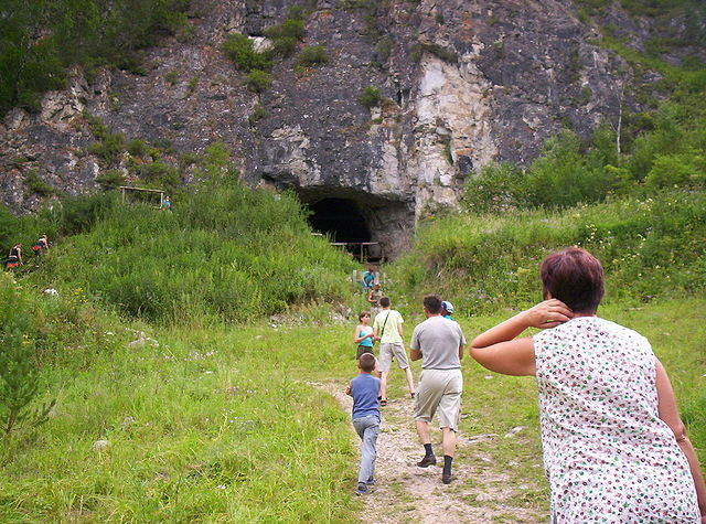 Touristen in der Nähe der Denis-Höhle