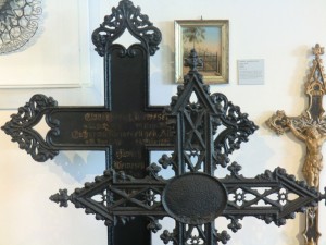Beispiele für gusseiserne Grabkreuze