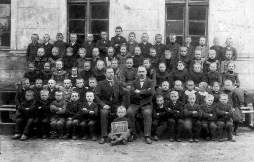 Schule in Alt Warschow Kreis Schlawe 1903